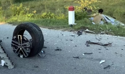 Clip TNGT: Toyota văng xuống ruộng, Hyundai Venue nát đầu, gãy bánh trước trong một tai nạn đấu đầu